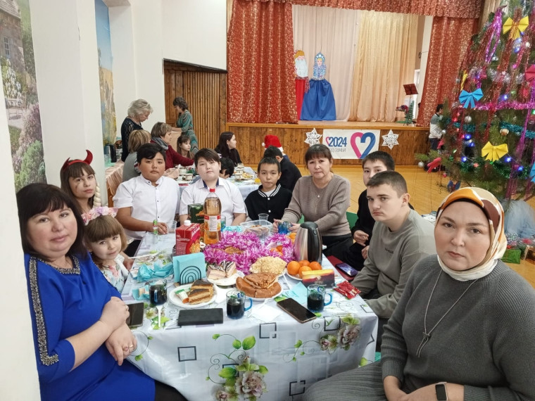 Новогодний праздник был проведен в формате Голубого огонька.